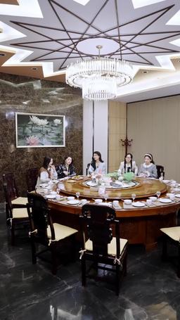 OMG! The Superstar's Wife Works Here episode 16