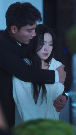 她死後薄爺跪在墓碑前哭成狗 episode 71