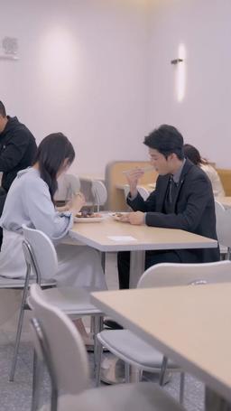 網戀奔現後被總裁掐腰寵 episode 7