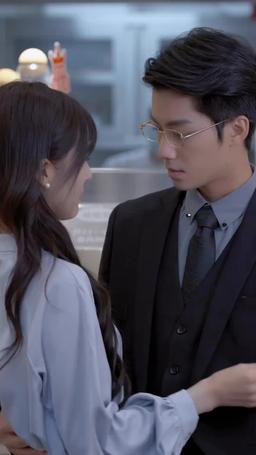 網戀奔現後被總裁掐腰寵 episode 6